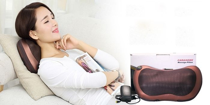 Ảnh chụp gối massage đang uốn cong nhẹ, thể hiện độ linh hoạt khi sử dụng.