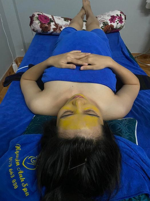 Bà bầu tận hưởng liệu trình massage tại Nguyên Anh Spa Phước Long