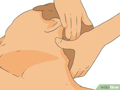 Bàn tay đang nhẹ nhàng massage vùng cổ và vai gáy
