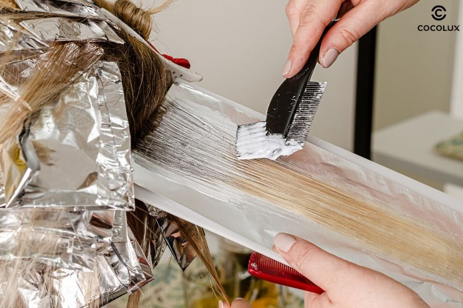 Chất tẩy màu đang hoạt động trên sợi tóc