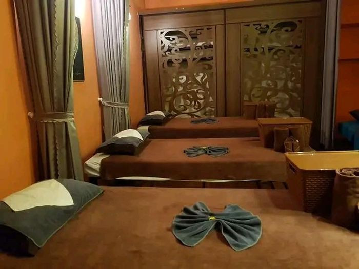 Chuyên viên massage chuyên nghiệp đang thực hiện liệu pháp