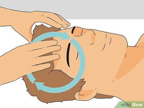 Đầu ngón tay đang thực hiện động tác xoa bóp tròn trên da đầu