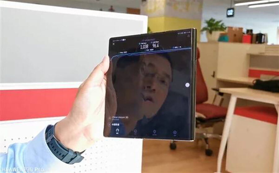 Điện thoại màn hình gập Huawei Mate X hiển thị khi mở, cho thấy màn hình lớn 8 inch.