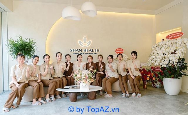 Đội ngũ kỹ thuật viên chuyên nghiệp đang thực hiện massage tại spa