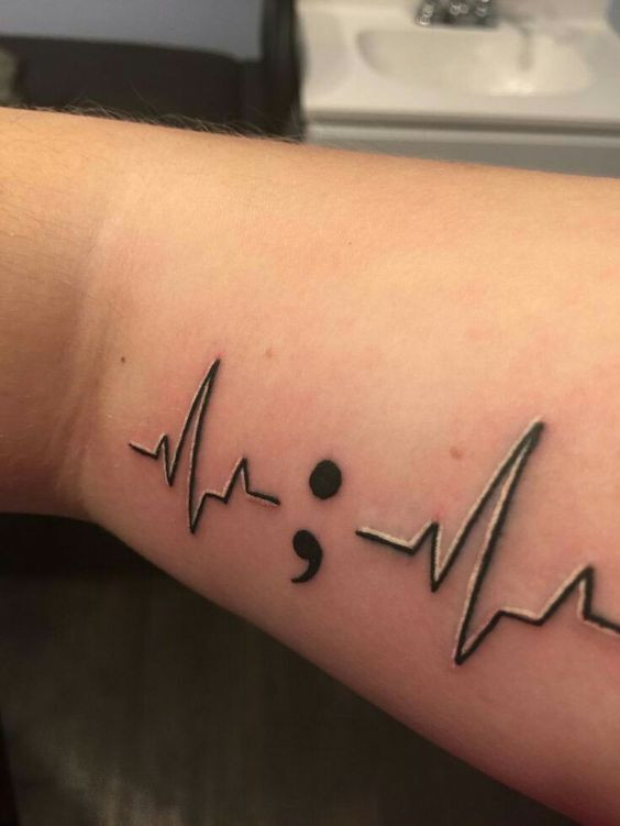 Đơn giản với kiểu tattoo nhịp tim trên tay