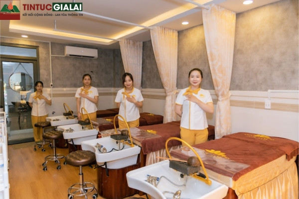 Giường massage được chuẩn bị sẵn sàng trong phòng trị liệu, thể hiện sự chuyên nghiệp của Kim Spa Gia Lai