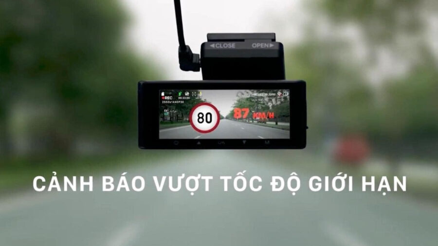 Hình ảnh camera hành trình cảnh báo tốc độ gắn trên ô tô nhìn ra đường