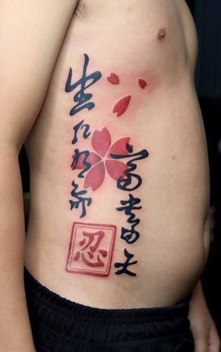 Hình xăm chữ “Bloom” (Nở rộ) kết hợp hình ảnh hoa đào, thể hiện sự tươi mới, sức sống và vẻ đẹp rực rỡ.