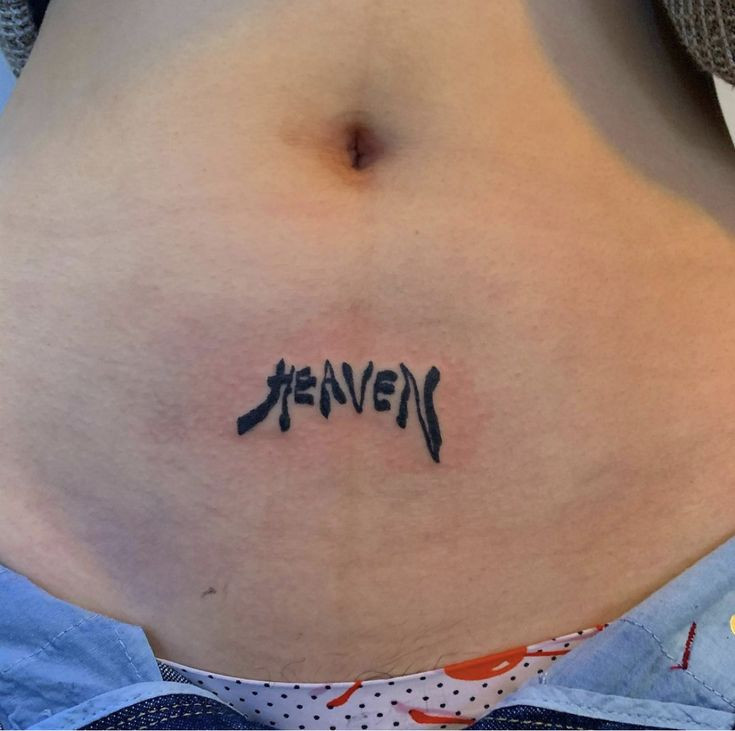 Hình xăm chữ “Courage” (Dũng cảm) với phông chữ đậm nét, thể hiện sự gan dạ và dám đối mặt với thử thách.
