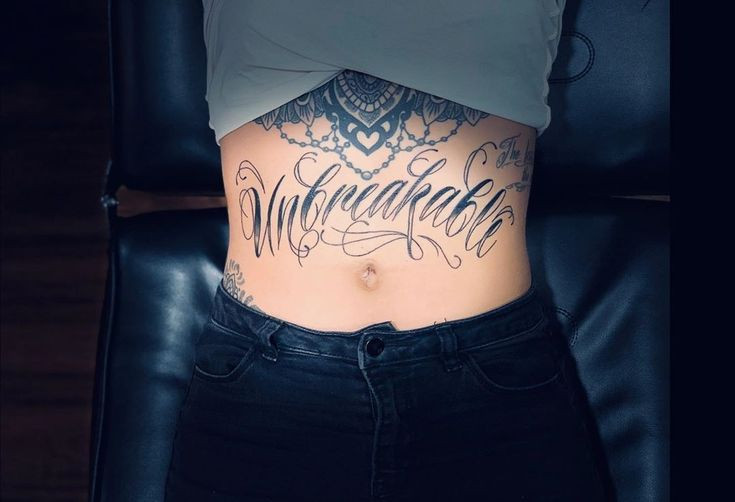Hình xăm chữ “Free Spirit” (Tâm hồn tự do) với phông chữ phóng khoáng, thể hiện tinh thần tự do và yêu thích phiêu lưu.
