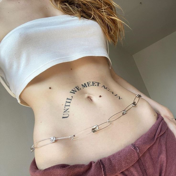 Hình xăm chữ “Inspire” (Truyền cảm hứng) với phông chữ sáng tạo, thể hiện mong muốn lan tỏa năng lượng tích cực.