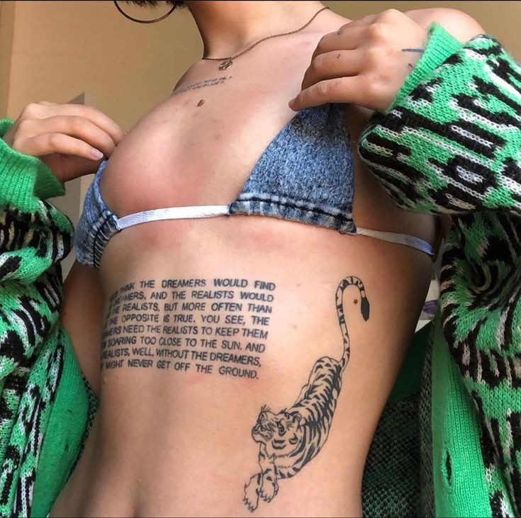 Hình xăm chữ “Love Yourself” (Yêu bản thân) với phông chữ nhẹ nhàng, thể hiện sự trân trọng và yêu quý chính mình.