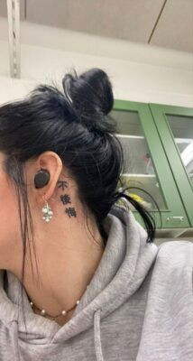 Hình xăm chữ Trung Quốc “不悔” (Bù huǐ) – Không hối tiếc, khẳng định sự dứt khoát và quyết tâm