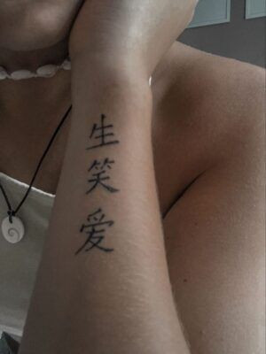 Hình xăm chữ Trung Quốc thể hiện quan niệm sống lạc quan và yêu đời, mang đến nguồn năng lượng tích cực