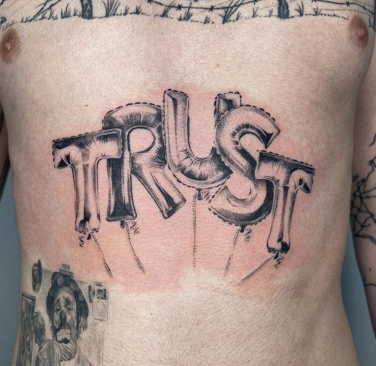 Hình xăm chữ “Truth” (Sự thật) với phông chữ rõ ràng, thể hiện sự trung thực và thẳng thắn.