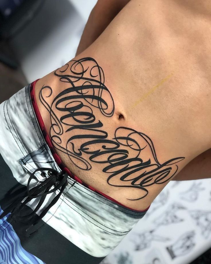 Hình xăm chữ “Wanderlust” (Ham mê du lịch) với phông chữ độc đáo, thể hiện khát khao khám phá thế giới.