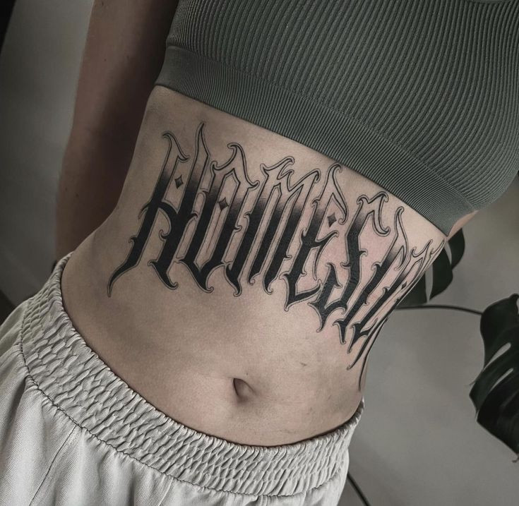 Hình xăm chữ “Wild Heart” (Trái tim hoang dã) với phông chữ tự do, thể hiện tâm hồn phóng khoáng và yêu thích tự do.