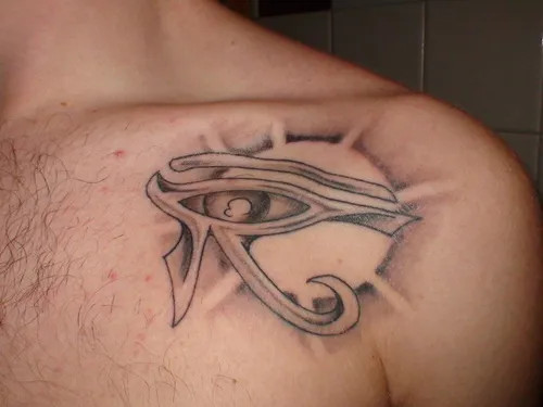 Hình xăm con mắt Horus kết hợp họa tiết Ai Cập trên bắp tay