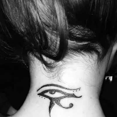 Hình xăm con mắt Horus nhỏ gọn sau gáy