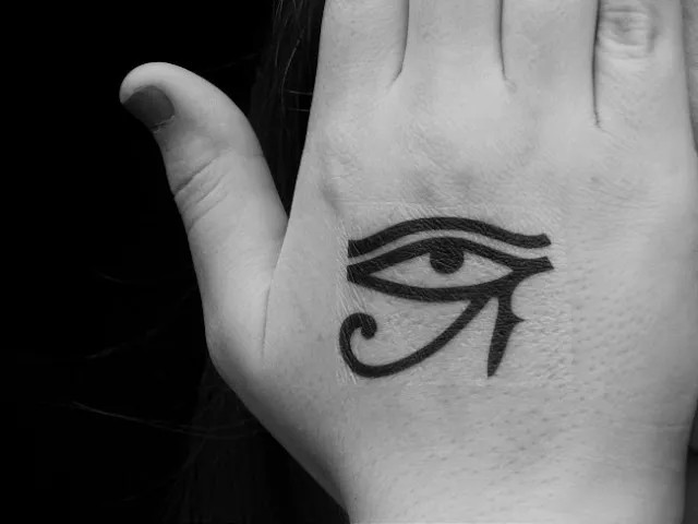 Hình xăm con mắt Horus tinh xảo trên mu bàn tay