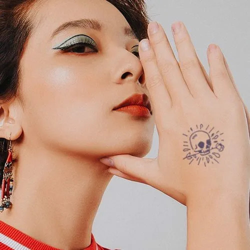 Hình xăm đầu lâu ngậm hoa hồng, biểu tượng của tình yêu vĩnh cửu