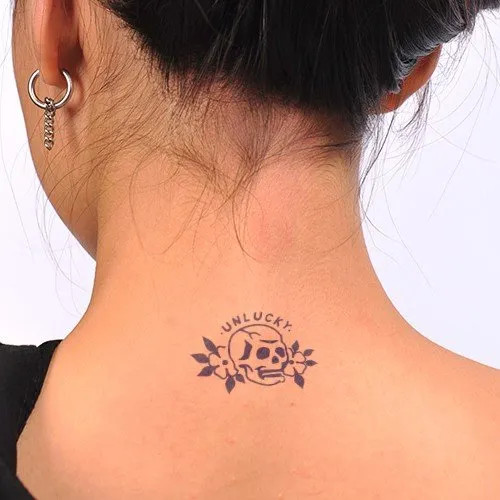 Hình xăm đầu lâu sau gáy, một vị trí kín đáo và ấn tượng
