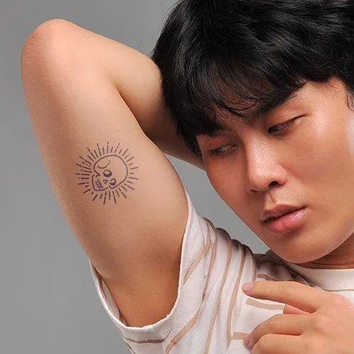 Hình xăm đầu lâu và mặt trời, biểu tượng của sự sống và cái chết