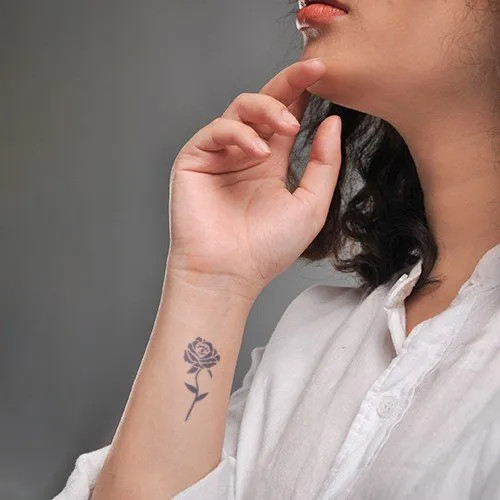 Hình xăm hoa hồng e ấp, thể hiện vẻ đẹp nữ tính và quyến rũ