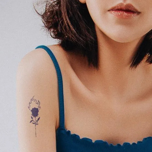 Hình xăm hoa hồng rực lửa, biểu tượng của tình yêu bất diệt