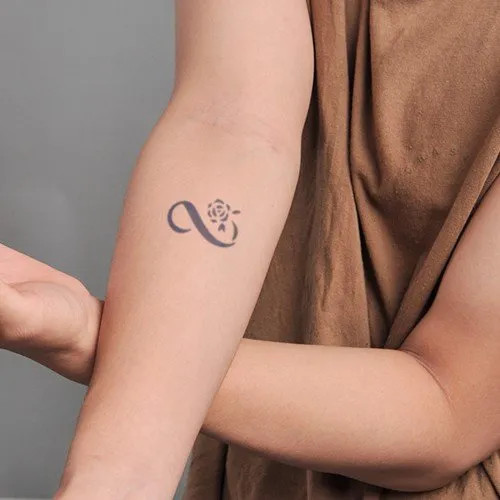 Hình xăm hoa hồng và vô cực, tượng trưng cho tình yêu vĩnh cửu và bất tận