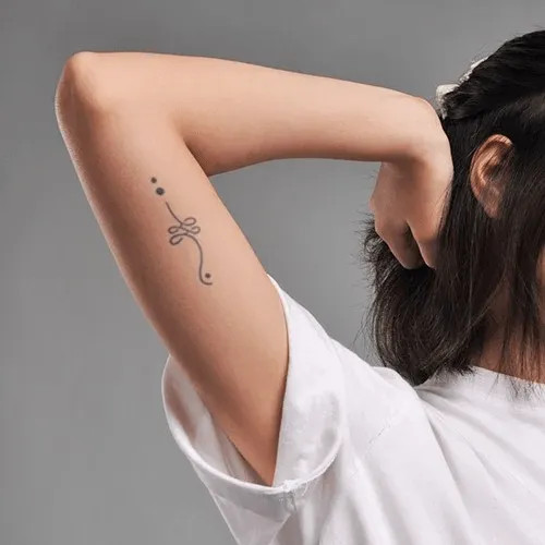 Hình xăm hoa văn uốn lượn đơn giản, mang đến vẻ đẹp nữ tính và tinh tế