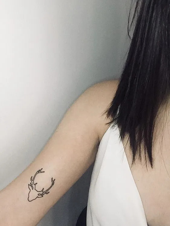 Hình xăm hươu nét đơn, phù hợp với những người yêu thích phong cách tối giản