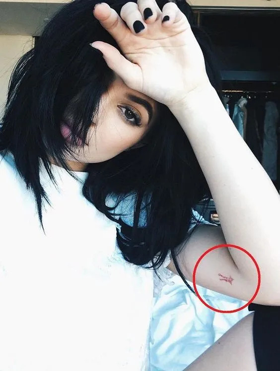 Hình xăm mini bọ cạp, thể hiện cá tính mạnh mẽ một cách tinh tế