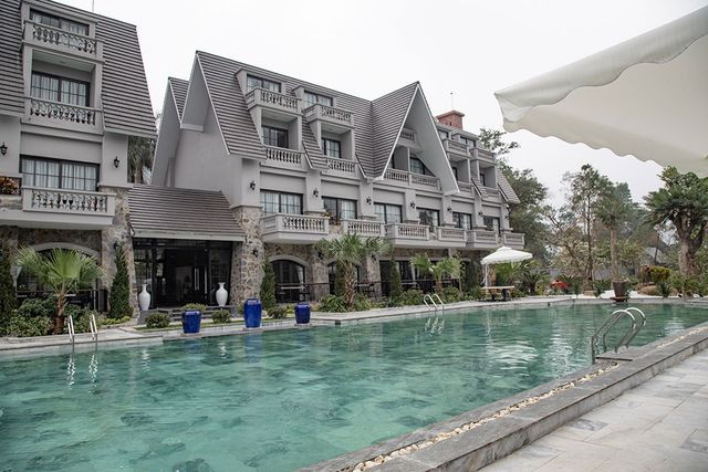 Hồ bơi ngoài trời tại khu nghỉ dưỡng ở Sóc Sơn