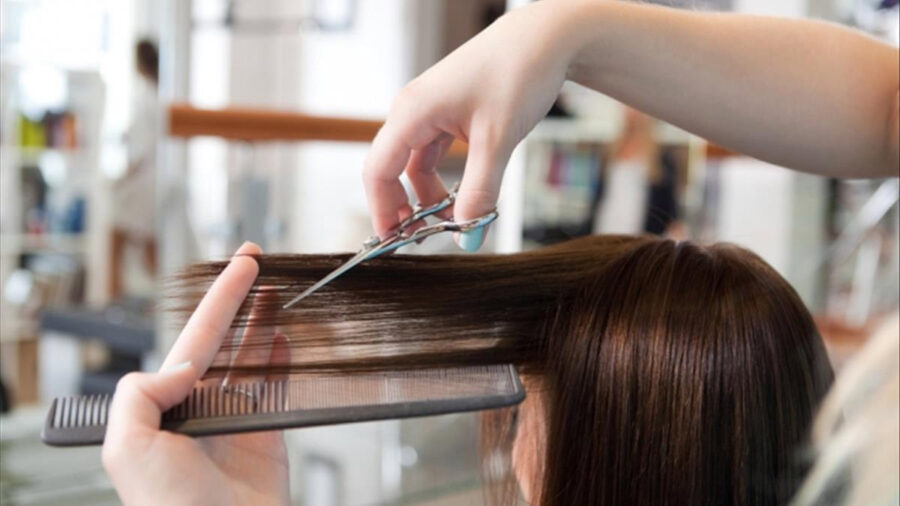 Kéo cắt tóc gần mái tóc, minh họa việc cắt tóc ngày rằm