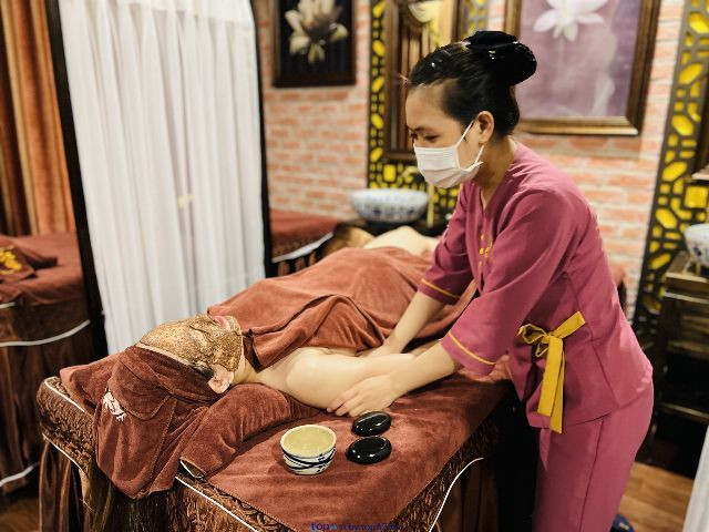 Khách hàng thư giãn trong liệu trình massage tại NatuQueens