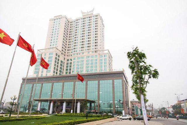 Khách sạn Mường Thanh Luxury Phú Thọ tại Việt Trì nhìn từ bên ngoài, có hồ bơi xanh mát