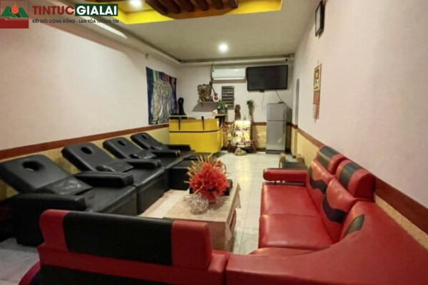 Không gian phòng massage yên tĩnh với ánh sáng dịu nhẹ và mùi tinh dầu tại một cơ sở massage ở Pleiku, Gia Lai
