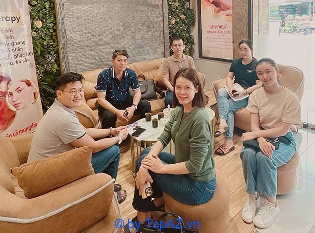 Không gian spa và kỹ thuật viên đang thực hiện liệu trình massage body