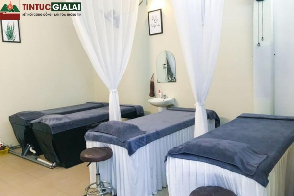 Không gian tiếp khách hoặc khu vực thư giãn với nội thất hiện đại, ghế sofa thoải mái tại Moon Spa ở Pleiku