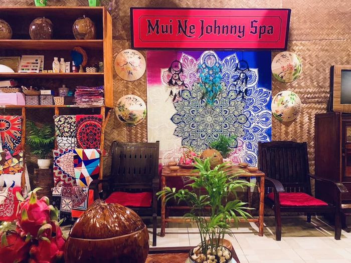 Khu vực massage ngoài trời đậm chất truyền thống tại Johnny Spa Mũi Né