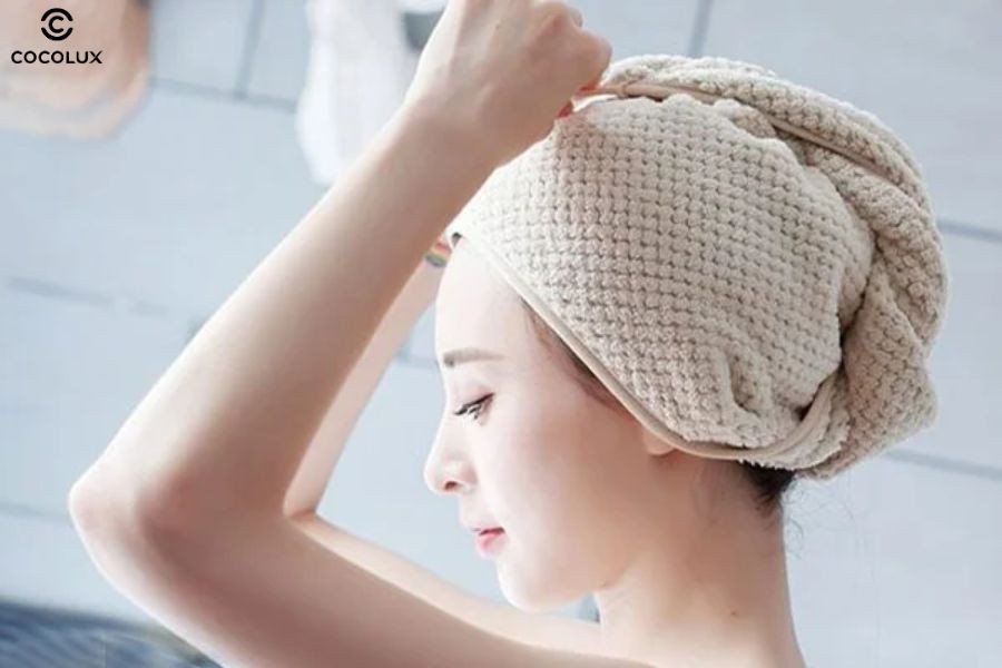 Kiểm tra độ sáng của tóc thường xuyên trong khi ủ thuốc tẩy