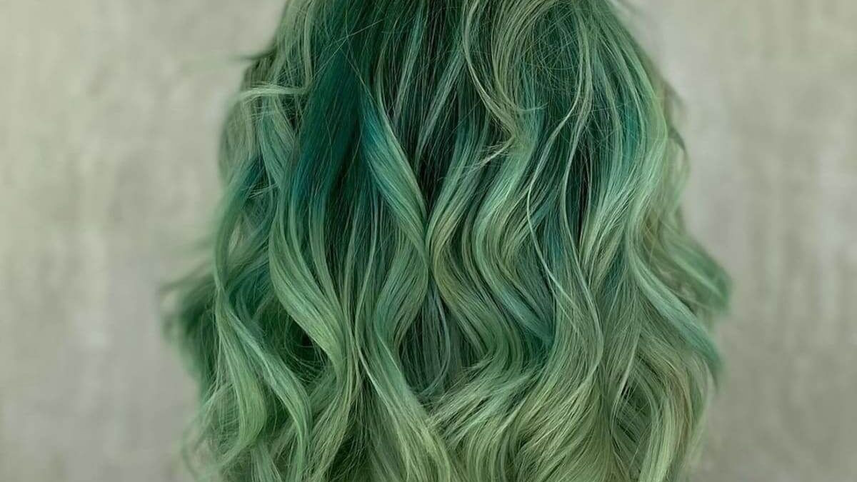 Kiểu tóc ngắn balayage màu xanh rêu độc đáo