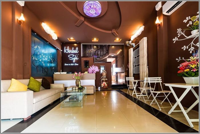 Kỹ thuật viên đang thực hiện liệu trình massage chân tại Herbal Spa Đà Nẵng