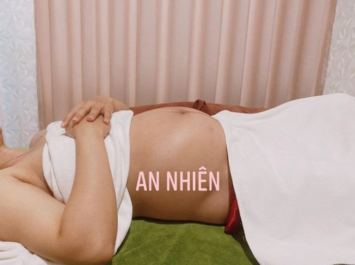 Kỹ thuật viên thực hiện massage cho bà bầu ở An Nhiên Spa