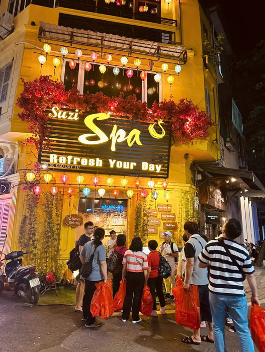 Kỹ thuật viên thực hiện massage cổ vai gáy tại Suzi Spa