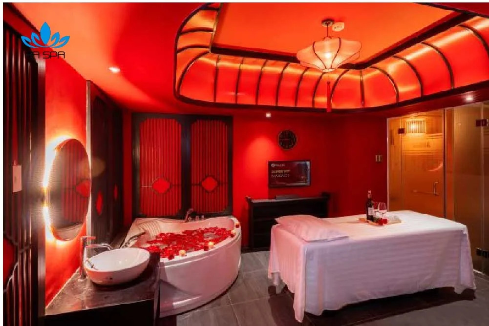 Kỹ thuật viên thực hiện massage lưng