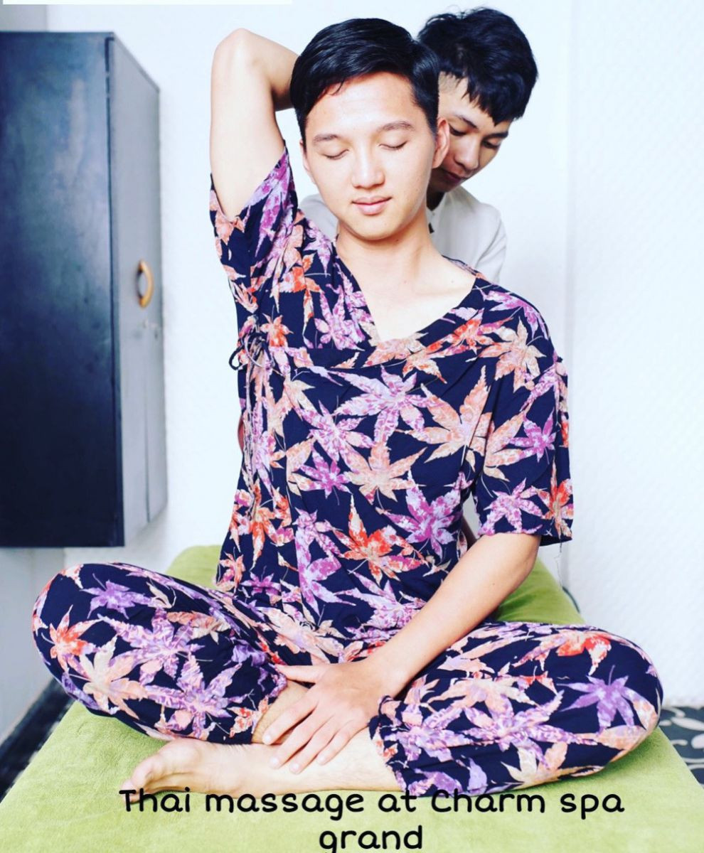 Kỹ thuật viên thực hiện Massage Thái tập trung vào vùng lưng