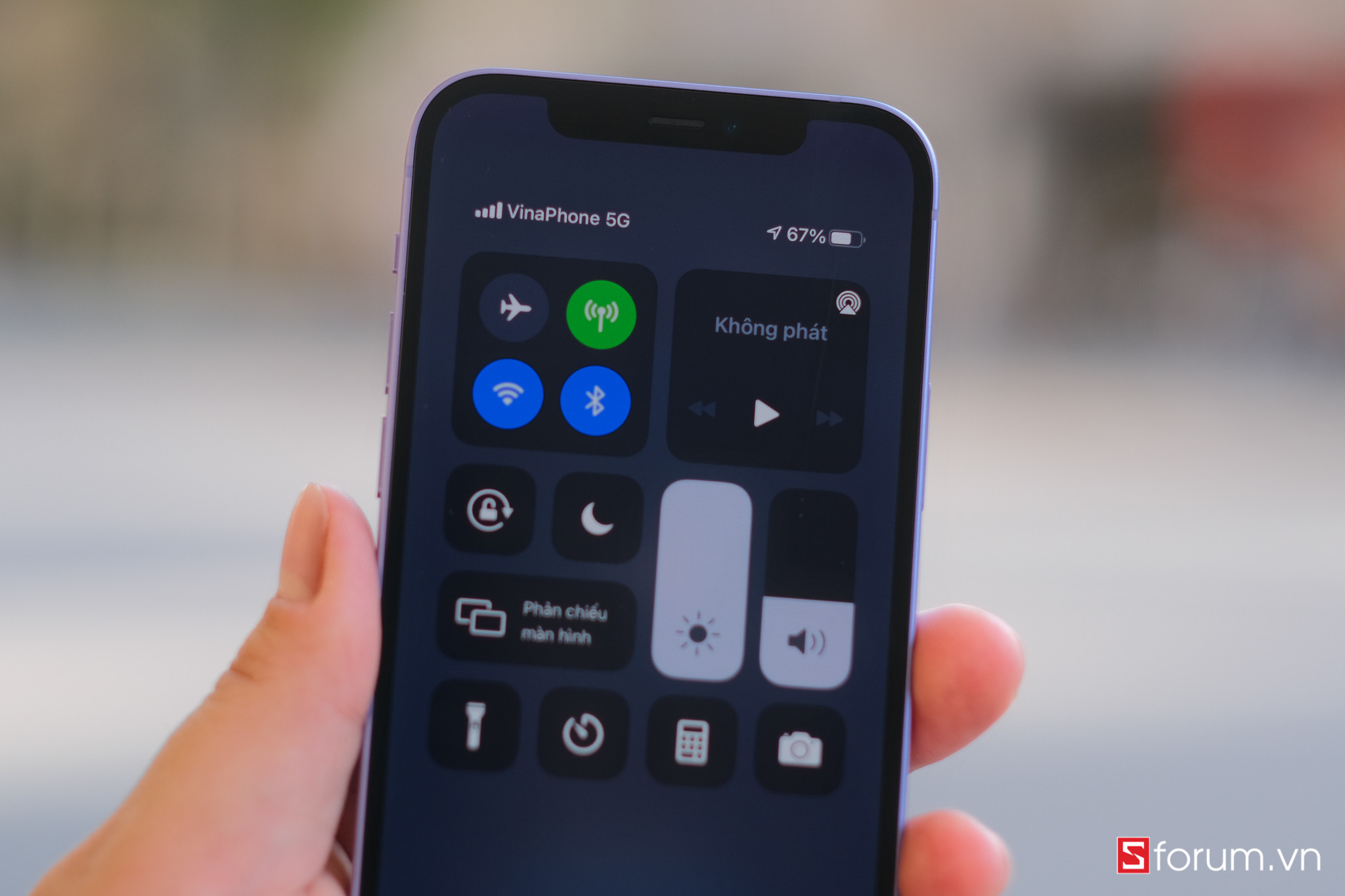 Màn hình iPhone 12 hiển thị biểu tượng sóng 5G