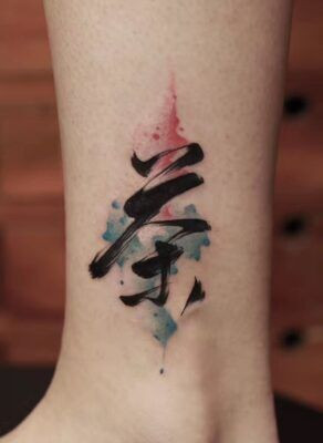 Mẫu tattoo chữ thư pháp nổi bật ở cổ chân, vừa tinh tế lại vừa thể hiện được gu thẩm mỹ độc đáo